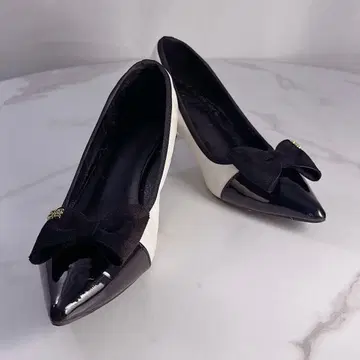 블랙과 화이트 리본 포함 펌프스