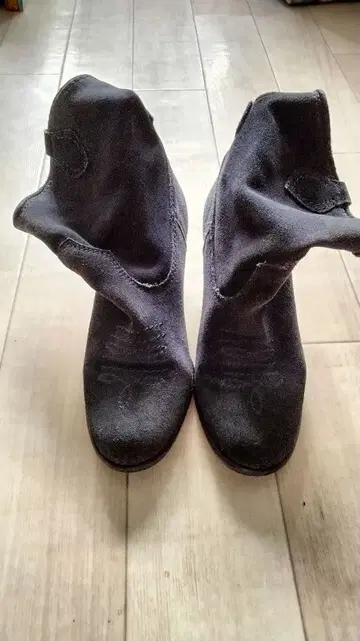 이아파피요네 네이비 스웨이드 디자인 부츠