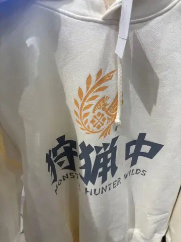 유니버셜 USJ 몬스터 헌터 와일즈 후드티 화이트 L 사이즈