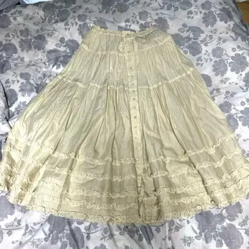 론 캉캉 스커트 39,600엔 (세금 포함)