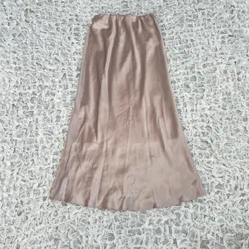 노블 내로우 A라인 새틴 스커트 2024 정가 17,600엔