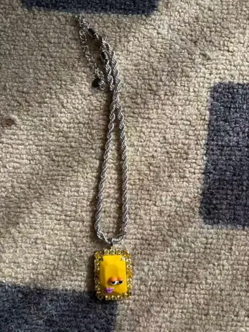 장식이 달린 옐로우 컬러 펜던트 목걸이