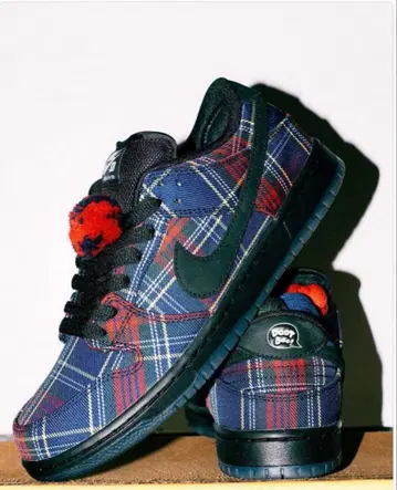 체크 무늬 스니커즈 폼폼 포함