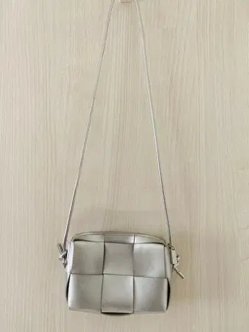 [ DISCOAT ] 메쉬 편직 미니 숄더백 / 실버