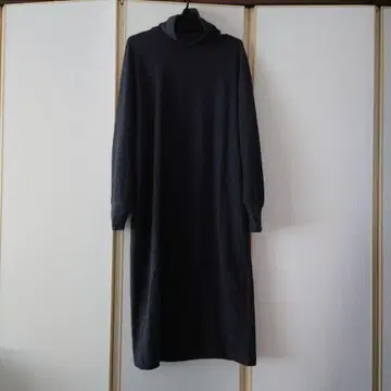 유니클로 다크 그레이 하이넥 긴팔 원피스