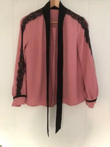 PINKY&DIANNE 레이스 콤비 바이컬러 리본 블라우스