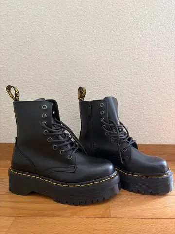 닥터마틴 JADAN 8홀 부츠