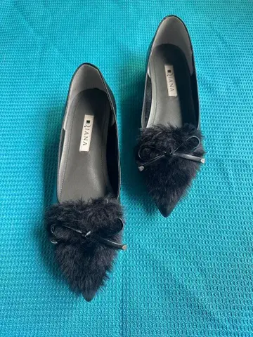 퍼 달린 블랙 스틸레토 펌프스