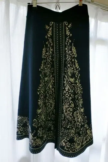 다마스크 무늬 니트 스커트 네이비 종아리 기장 플레어 스커트