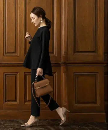 블랙 펄 장식 헴라인 상의 M 유어즈