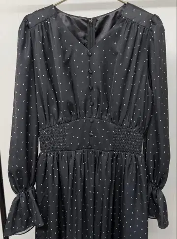 PROPORTION BODY DRESSING 호두 단추 달린 개더 원피스