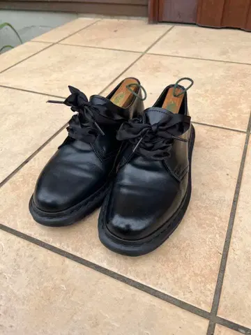 닥터마틴 3홀 리본 UK6 블랙 스티치