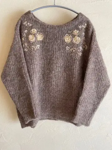 스튜디오 클립 자수 니트 모카 브라운