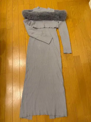 dazzlin 오프숄더 퍼 도킹 니트 원피스 블루