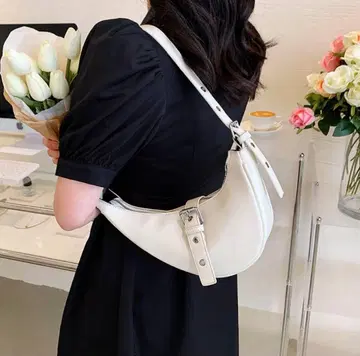 화이트 숄더백 버클 디자인