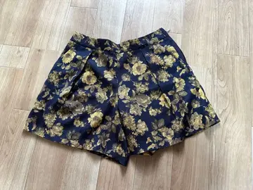 새상품 La TOTALITE 꽃무늬 숏팬츠 40