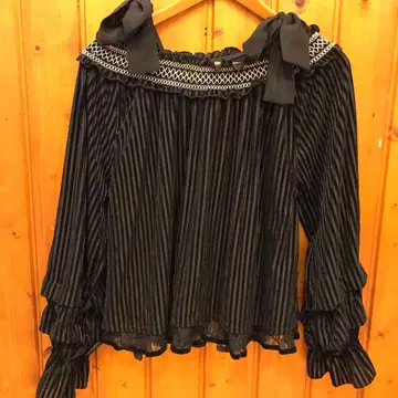 axes femme 블랙 스트라이프 프릴 상의