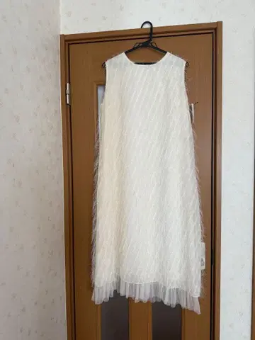 Blooming 택 포함 새상품 화이트 슬리브리스 드레스 프릴 포함