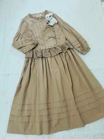 핑크하우스 차이나 버튼 원피스 긴팔 베이지 피코프릴 면