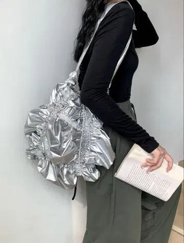 실버 프릴 디자인 숄더백