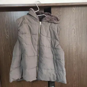 브라운 후드 부착 다운 자켓