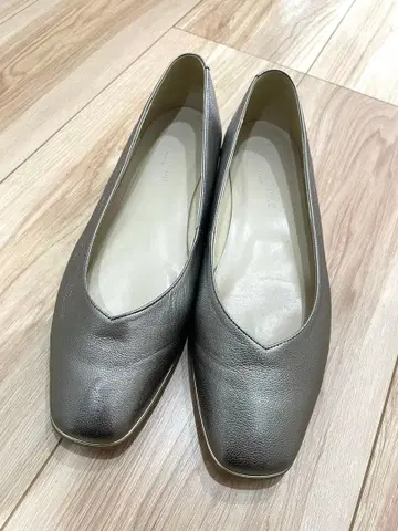 오데트 에 오딜 실버 V컷 플랫슈즈