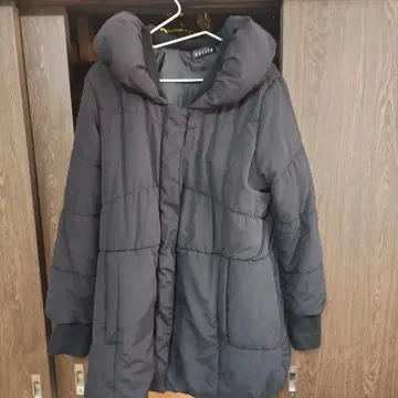 후드 부착 블랙 다운 자켓