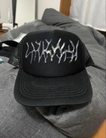 블랙 자수 로고 트래커 캡