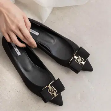 RANDA 모노그램 부품 리본 플랫 펌프스 블랙 24.5cm