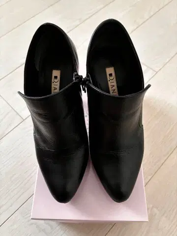 D.JIAN 블랙 가죽 부티 하이힐