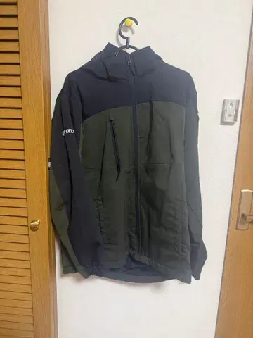 후드 부착 다운 자켓 블랙/올리브