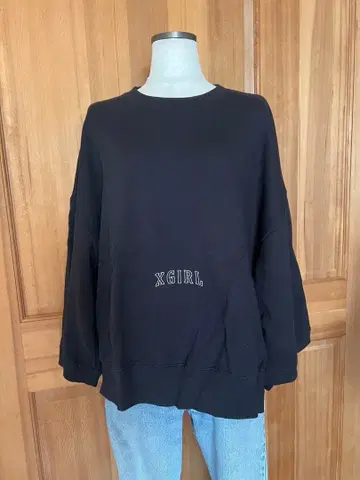 XGIRL 자수 로고 오버 사이즈 맨투맨 블랙