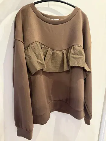 프릴 달린 브라운 긴팔 상의