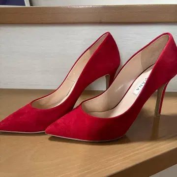 다이애나 스웨이드 펌프스