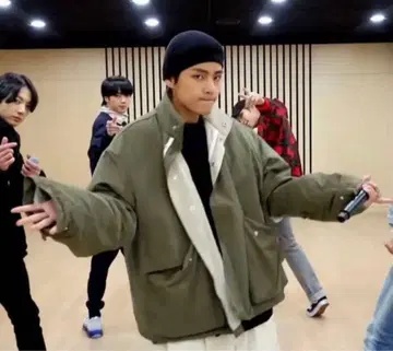 레어 BTS 뷔 착용 Celeb 올리브 다운 자켓