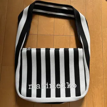세일! marimekko 블랙과 화이트 스트라이프 숄더백
