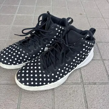 하이컷 스니커즈 블랙과 화이트 도트