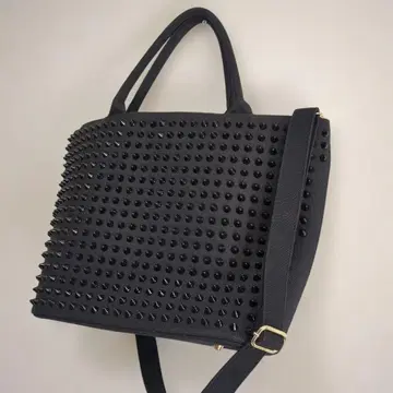 스터드 장식 블랙 숄더백