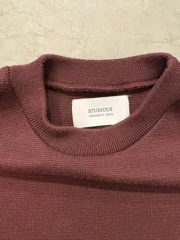 STUDIOUS 버건디 크루넥 니트