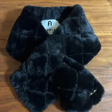 새상품급 FURLA 블랙 퍼 머플러