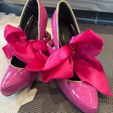 핑크 리본 포함 하이힐