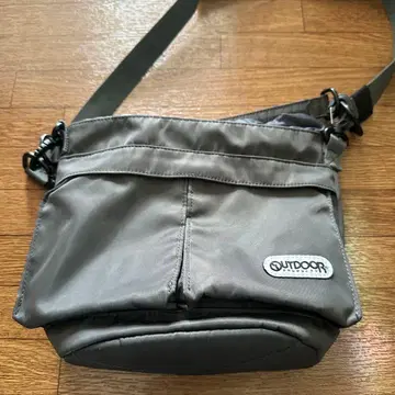 OUTDOOR PRODUCTS 그레이 숄더백