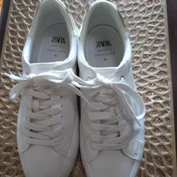 ZARA 화이트 스니커즈 38 사이즈