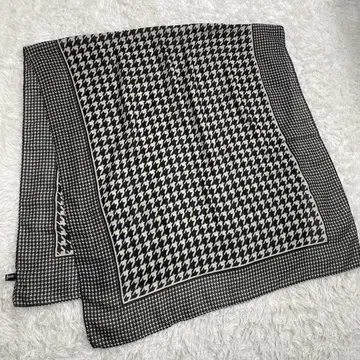하운드투스 패턴 대형 스카프 숄 인테리어 크로스 스톨 화이트 블랙 모노톤