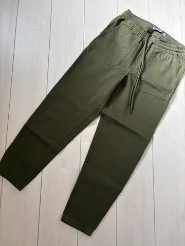 올리브색 슬림핏 워크 팬츠