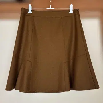 새상품급 23구 카멜 플레어 스커트 두꺼운 원단 절개 디자인