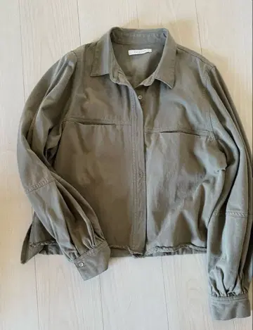 CHIGNON 시뇽 볼륨 슬리브 블라우스 카키