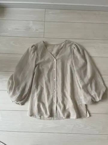 GALLARDA GALANTE 베이지 V넥 퍼프 슬리브 셔츠