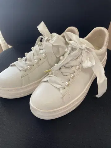 다이애나 화이트 펄 장식 스니커즈