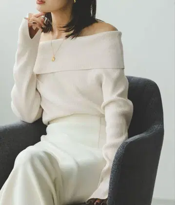 Noble 오프숄더 리브 니트 화이트